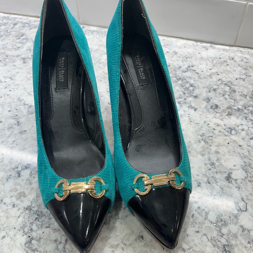 White House Black Market green and Black Pumps